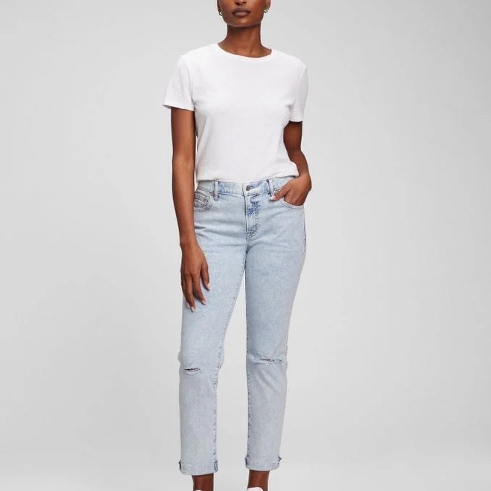 Gap Girlfriend Mid Rise Jeans Light Wash Distressed Denim Size 27 4R‎ Blue
